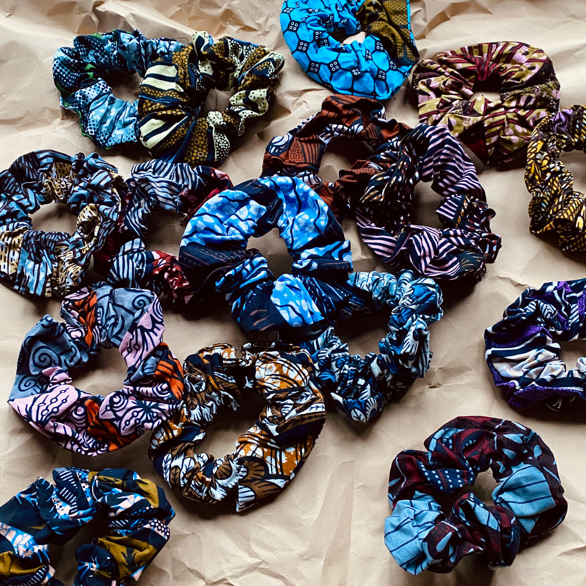 scrunchies aufbewahrung Farbenfrohe Scrunchies aus mumutane Stoffen